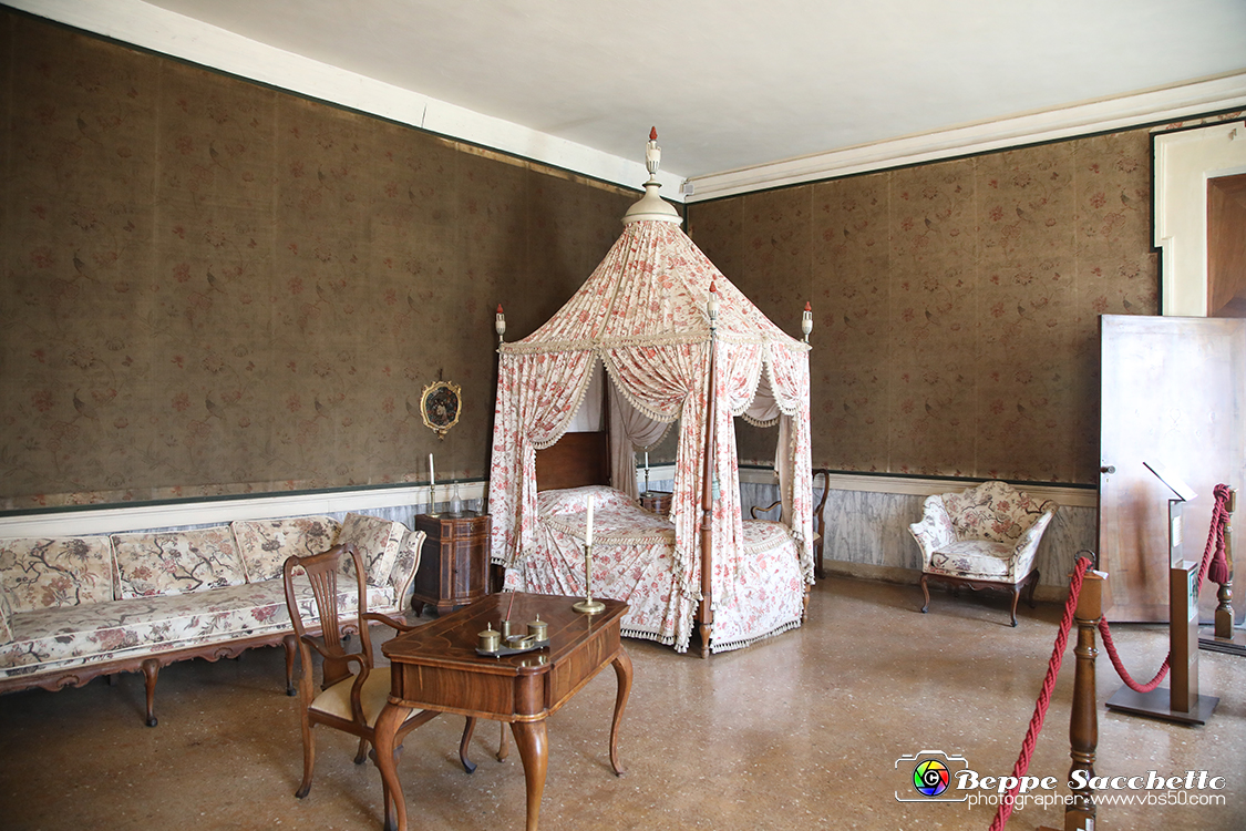 VBS_6571 - Villa Pisani - Stra (Venezia).jpg - STANZA DI VITTORIO EMANUELE II  Nel 1866, dopo la caduta del dominio austro-ungarico, i Savoia si insediarono nei palazzi reali appartenuti alle precedenti monarchie. Tra questi vi era anche Villa Pisani. Nell'occasione fu allestita questa stanza per ospitare Vittorio Emanuele II, utilizzando arredi di epoca precedente. Questa è l'unica camera in tutto il piano nobile che conservi la memoria del passaggio Sabaudo